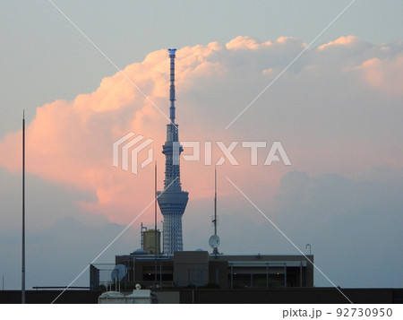 茜色の雲を背にした東京スカイツリー 茜色の雲を背にした東京スカイツリー 92730950