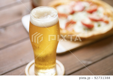 夏はやっぱり生ビールにピザ 92731388