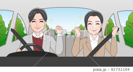 車に乗っている男女 92732104