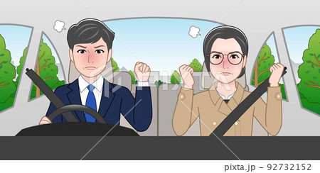車に乗っている男女 92732152