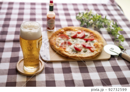 ピザにはやっぱり生ビール ピザにはやっぱり生ビール 92732599