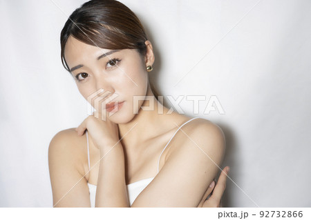 女性　ビューティー　スキンケア　美容　20代 92732866