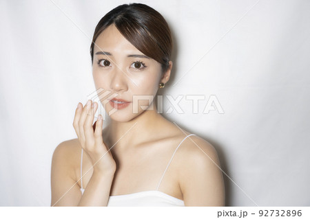 女性　ビューティー　スキンケア　美容　20代 92732896