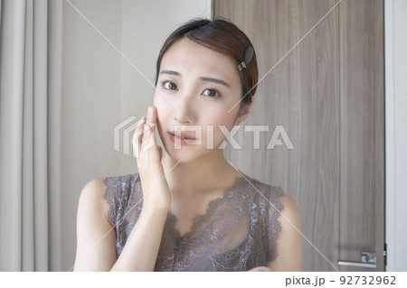 お肌のチェックをしている女性 お肌のチェックをしている女性 92732962
