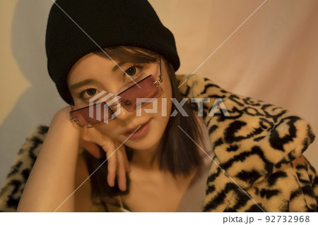 サングラス カッコいい 女性 ポートレート ファッション サングラス カッコいい 女性 ポートレート ファッション 92732968