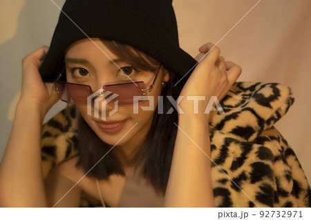 サングラス　カッコいい　女性　ポートレート　ファッション 92732971