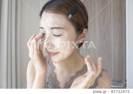 スキンケア　美肌　女性　クレンジング　メイク落とし　洗顔 92732972