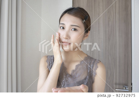 お肌の保湿をする女性 お肌の保湿をする女性 92732975