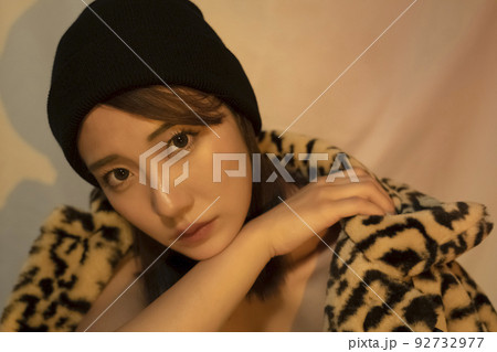 ファッショナブル 女性 ニット帽 かっこいい ポートレート ファッショナブル 女性 ニット帽 かっこいい ポートレート 92732977