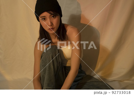 ファッショナブル　女性　ニット帽　かっこいい　ポートレート 92733018
