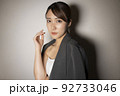ジャケット　カッコイイ　女性　ポートレート 92733046