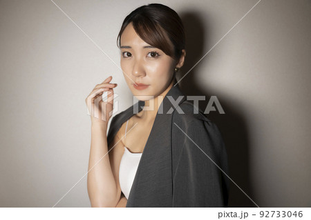 ジャケット カッコイイ 女性 ポートレート ジャケット カッコイイ 女性 ポートレート 92733046