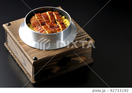 鰻の蒲焼きが入っている釜飯を黒背景で撮影 92733192