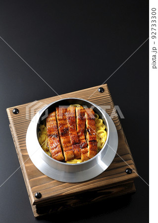 鰻の蒲焼きが入っている釜飯を黒背景で俯瞰撮影 92733300