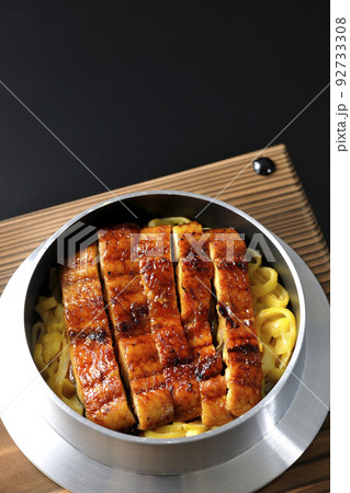 鰻の蒲焼きが入っている釜飯を黒背景で俯瞰撮影 92733308