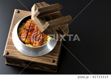 鰻の蒲焼きが入っている釜飯を黒背景で俯瞰撮影 鰻の蒲焼きが入っている釜飯を黒背景で俯瞰撮影 92733314