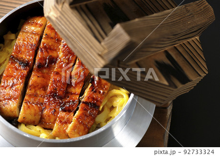 鰻の蒲焼きが入っている釜飯を黒背景で俯瞰撮影 鰻の蒲焼きが入っている釜飯を黒背景で俯瞰撮影 92733324