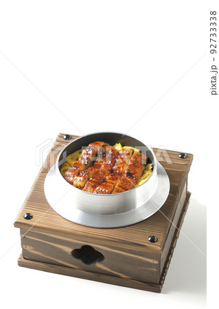 鰻の蒲焼きが入っている釜飯を白背景で撮影 92733338