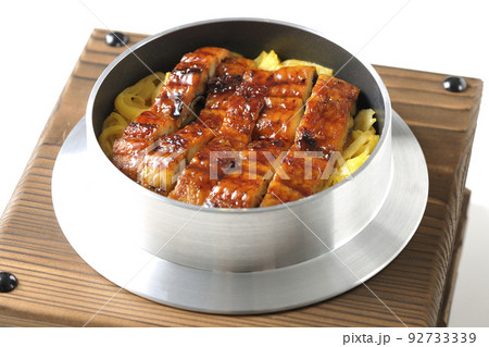 鰻の蒲焼きが入っている釜飯を白背景で撮影 92733339