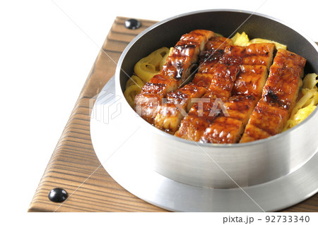 鰻の蒲焼きが入っている釜飯を白背景で撮影 鰻の蒲焼きが入っている釜飯を白背景で撮影 92733340