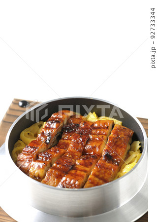 鰻の蒲焼きが入っている釜飯を白背景で撮影 鰻の蒲焼きが入っている釜飯を白背景で撮影 92733344