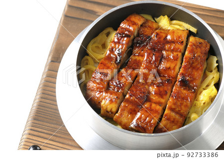鰻の蒲焼きが入っている釜飯を白背景で俯瞰撮影 鰻の蒲焼きが入っている釜飯を白背景で俯瞰撮影 92733386