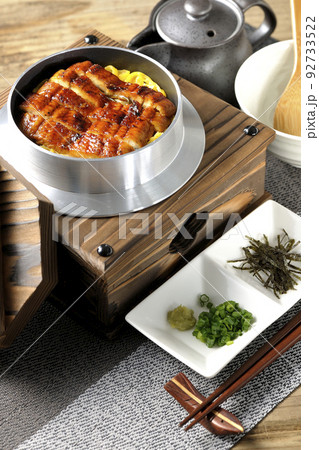 鰻の蒲焼きが入っている釜飯と出汁茶漬けセット 92733522