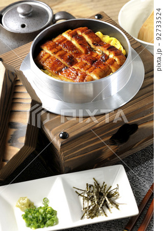 鰻の蒲焼きが入っている釜飯と出汁茶漬けセット 92733524