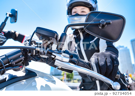 大型アメリカンバイクで横浜をツーリングする笑顔の女性ライダーのイメージカット 92734054