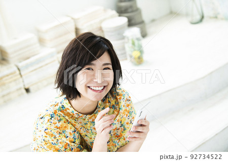 スマホ 女性 ポートレート かわいい カメラ目線 笑顔 スマホ 女性 ポートレート かわいい カメラ目線 笑顔 92734522