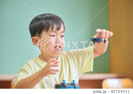 教室でドローンを操作する小学生の男の子 教室でドローンを操作する小学生の男の子 92734551