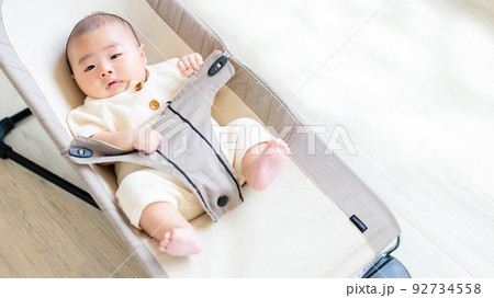 バウンサーに乗る赤ちゃん 92734558