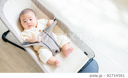 バウンサーに乗る赤ちゃん 92734561