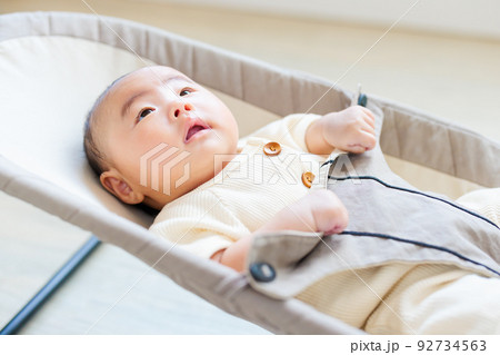 バウンサーに乗る赤ちゃん 92734563