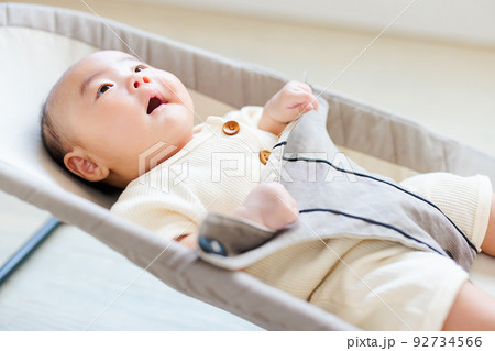 バウンサーに乗る赤ちゃん 92734566