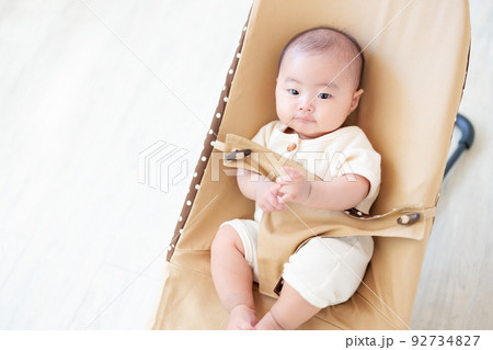 バウンサーに座る赤ちゃん バウンサーに座る赤ちゃん 92734827