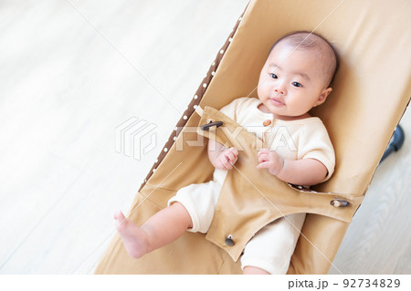 バウンサーに座る赤ちゃん 92734829