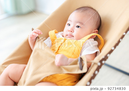 バウンサーに座る赤ちゃん バウンサーに座る赤ちゃん 92734830