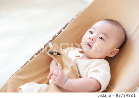 バウンサーに座る赤ちゃん 92734831