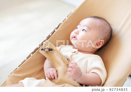 バウンサーに座る赤ちゃん バウンサーに座る赤ちゃん 92734835
