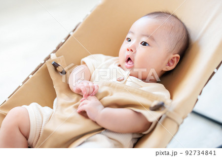 バウンサーに座る赤ちゃん 92734841