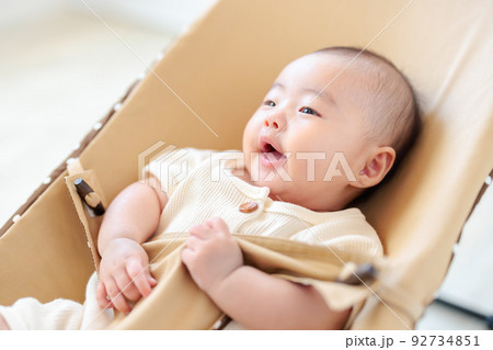 バウンサーに乗る元気な赤ちゃん 楽しくクーイング バウンサーに乗る元気な赤ちゃん 楽しくクーイング 92734851