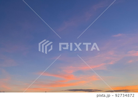 綺麗な夕焼けと月 92734872