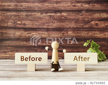 茶色の板壁の前の木の人形と2枚のプレート_BeforeとAfter文字入り 茶色の板壁の前の木の人形と2枚のプレート_BeforeとAfter文字入り 92734992