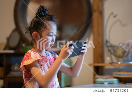 ゲームをする子供 ゲームをする子供 92735201
