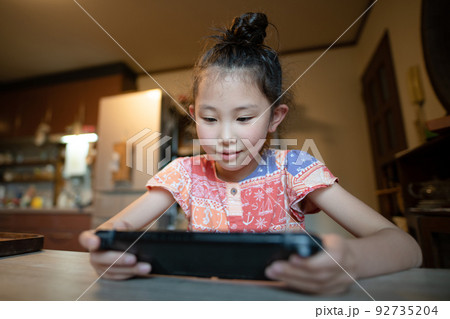 ゲームをする子供 92735204