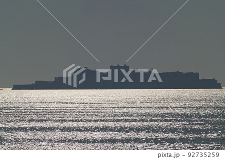 長崎県/ 海面に太陽光が反射 日没前の軍艦島(端島)シルエット 長崎県/ 海面に太陽光が反射 日没前の軍艦島(端島)シルエット 92735259