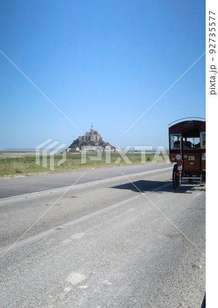 フランス　モンサンミッシェルへ向かう馬車 92735577