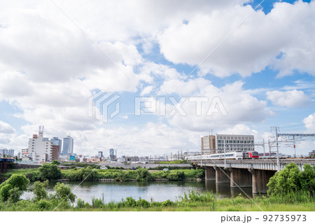 【東海道本線】庄内川を渡る特急列車と貨物列車 92735973