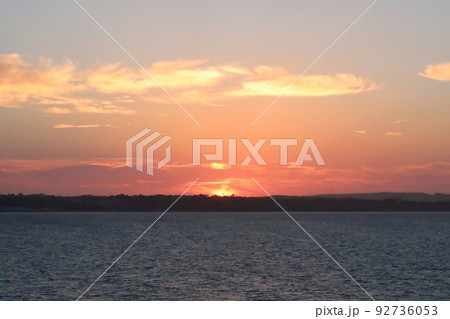 英仏海峡のフェリーから見た夕陽 92736053